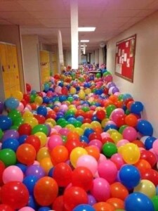 palloncini nel corridoio